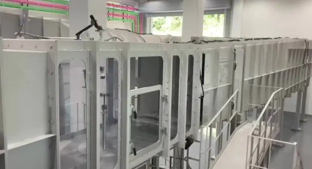 生産スペースに置かれた機器筐体