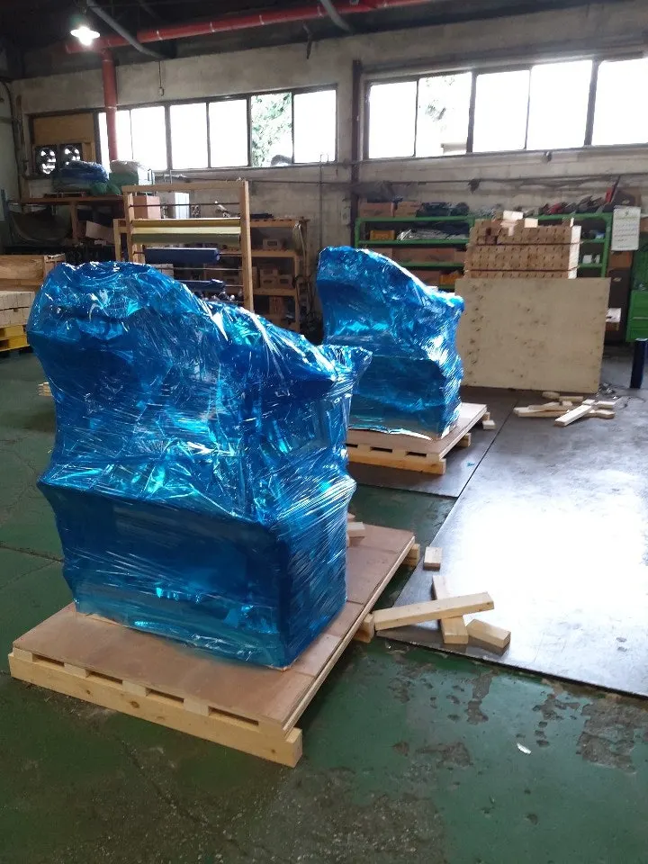 出荷のためビニールで梱包された機器